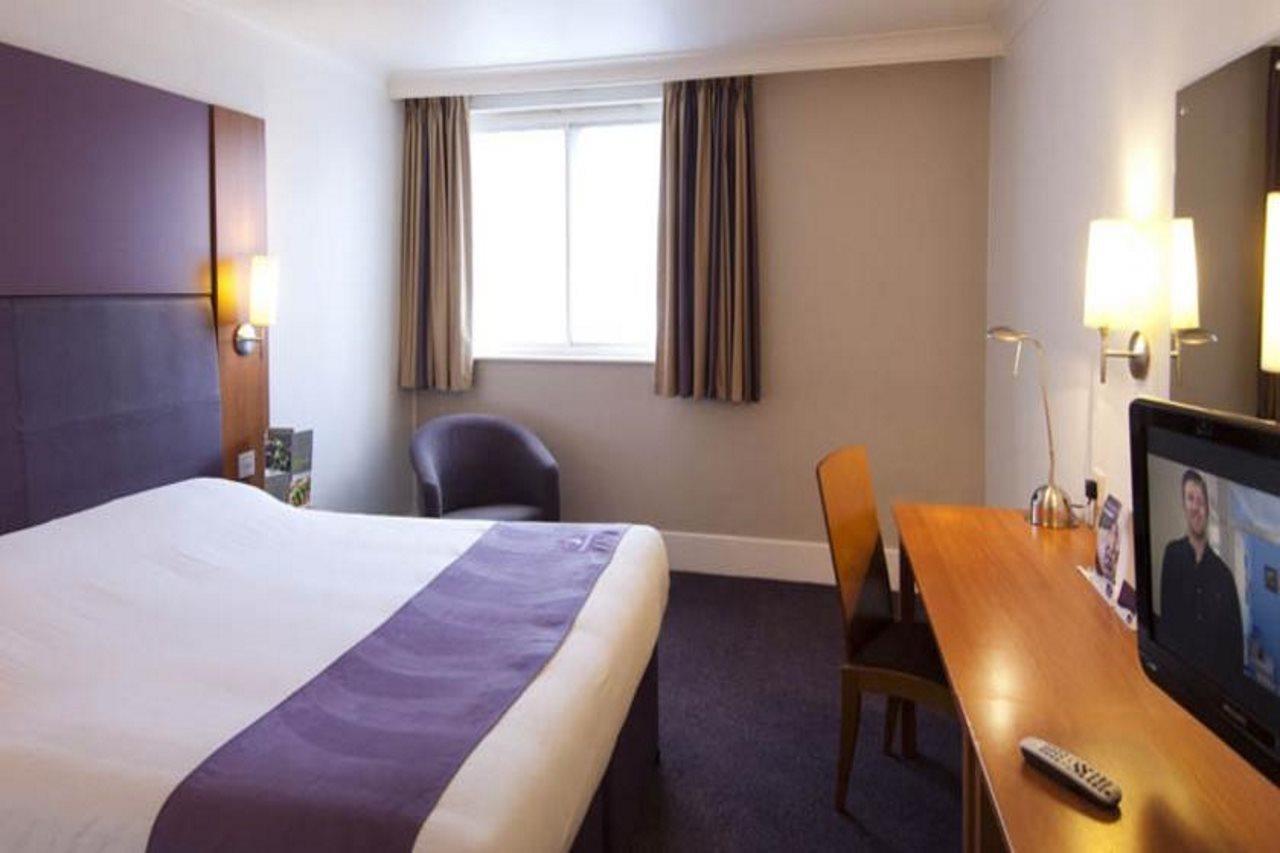 Premier Inn Pontypool Bagian luar foto