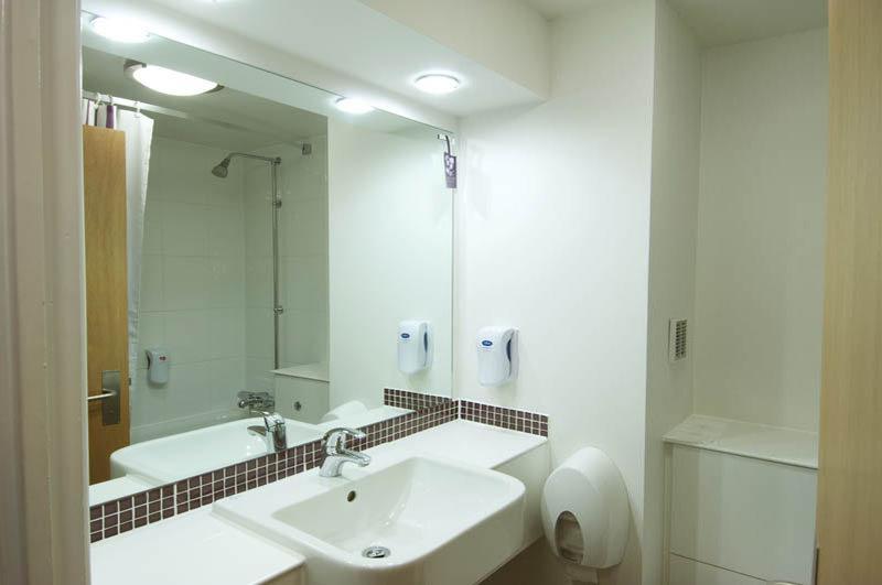 Premier Inn Pontypool Bagian luar foto